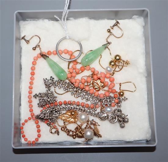 A quantity of mixed jewellery including a platinum wedding band, a pair of 9ct and jadeite earrings, and a small coral necklace.